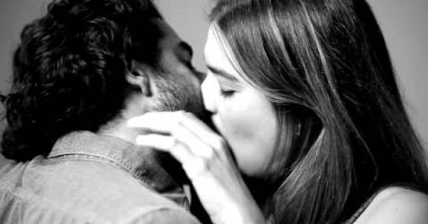 Experimento muestra qué pasa con un primer beso con desconocidos